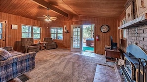 Cabin, Multiple Beds, Hot Tub, City View | Living room