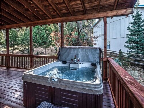 Wine N Pines - Two Bedroom Cabin with Hot Tub
