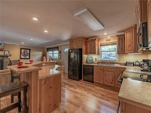 Cabaña, 2 camas de matrimonio, bañera de hidromasaje, vistas a la montaña | Cocina privada | Frigorífico, microondas, horno y placa de cocina