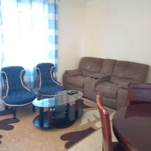 Appartement, 2 chambres | Aire de séjour | Téléviseur de 24 po avec télévision par câble