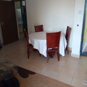 Apartamento, 2 quartos | Opções para refeição no quarto