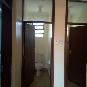 Departamento, 2 habitaciones | Baño | Regadera, regadera tipo lluvia, amenidades de baño gratuitas, pantuflas