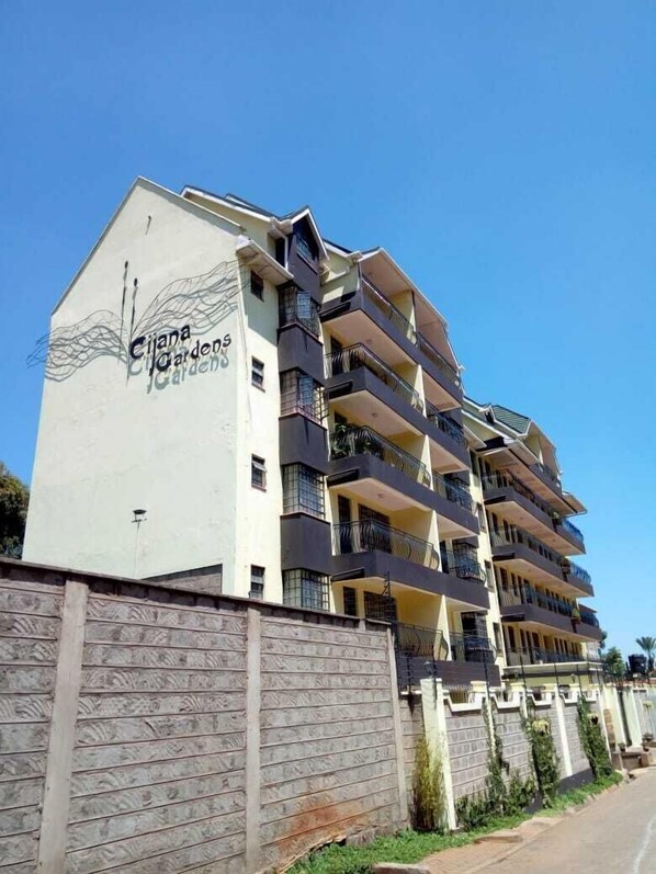 Vista frontal de la propiedad