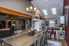 Casa, varias camas, hidromasaje | Cocina privada | Refrigerador, microondas, horno y parrilla de estufa