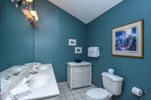 House, Multiple Beds, Hot Tub | Bathroom | Towels