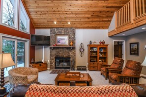 House, Multiple Beds, Hot Tub | Living room