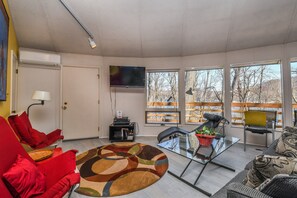 Casa, várias camas, banheira de imersão | Sala de estar | TV, lareira, DVD player