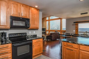 Maison, plusieurs lits, bain à remous, vue montagne | Cuisine privée