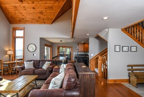 Maison, plusieurs lits, bain à remous, vue montagne | Salle de séjour