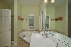 Ferienhaus, Mehrere Betten, Whirlpool | Badezimmer | Handtücher