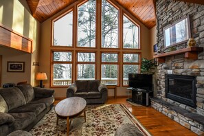 Rumah, Beberapa Tempat Tidur, dapur, pemandangan gunung | Ruang keluarga | TV, perapian, dan pemutar DVD