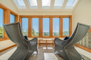 Hus, flere senger, spabadekar | Oppholdsrom | TV og peis