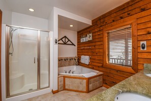 Casa, várias camas, banheira de imersão, vista para a montanha | Banheiro