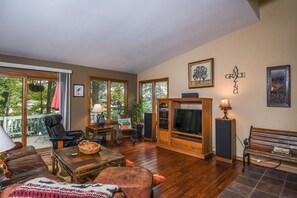 獨棟房屋, 多張床, 熱水浴缸 | 客廳 | 電視、壁爐、 DVD 播放機