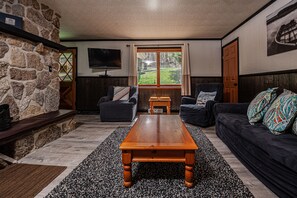 Flat-screen TV, fireplace - Lake Love 4 Bedroom House (McHenry)