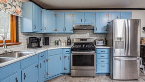 Unclassified image, 5 of 16, button - Lake Love 4 Bedroom House (McHenry)