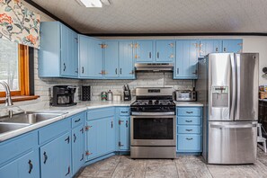 House, Multiple Beds, Fireplace | Private kitchen | Fridge, microwave, oven, stovetop - Lake Love 4 Bedroom House (McHenry)