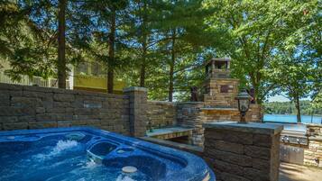 House, Multiple Beds, Hot Tub | Spa