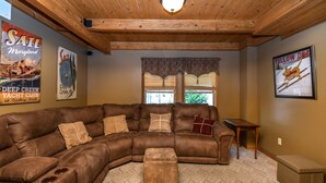 House, Multiple Beds, Hot Tub | Living room