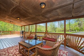 Balcony - Cabin at Slope's Edge 2 Bedroom House (McHenry)