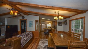 Casa, varias camas, bañera de hidromasaje | Sala de estar | Una televisión, una chimenea, un reproductor de DVD