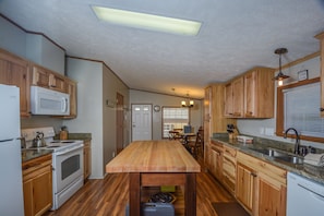 House, Multiple Beds, Hot Tub | Private kitchen