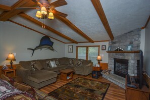 House, Multiple Beds, Hot Tub | Living room