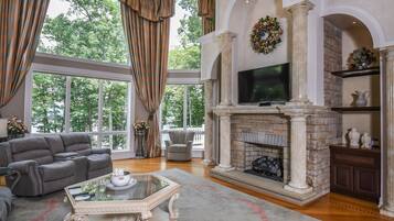 Casa, varias camas, hidromasaje | Sala de estar | Televisión y chimenea