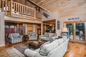 TV, fireplace - Highland's Heaven 5 Bedroom House (McHenry)