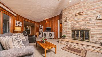 Nhà, nhiều giường, bồn tắm nước nóng | Phòng khách | TV, lò sưởi, đầu đĩa DVD