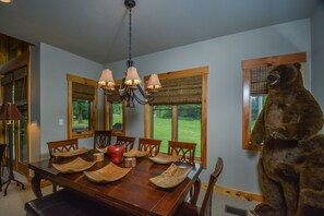 Talo, useita sänkyjä, poreamme | Yksityinen keittiö | Jääkaappi, mikroaaltouuni, uuni, liesi