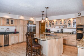 Maison, plusieurs lits, bain à remous | Cuisine privée | Réfrigérateur, micro-ondes, four, plaque de cuisson