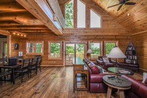 獨棟房屋, 多張床, 熱水浴缸 | 客廳 | 平面電視、壁爐