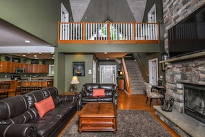 House, Multiple Beds, Hot Tub | Living room