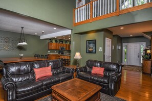 Talo, useita sänkyjä, poreamme | Olohuone | Televisio, takka, DVD-soitin