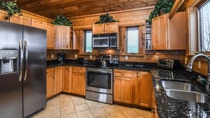 Maison, plusieurs lits, bain à remous | Cuisine privée | Cafetière/bouilloire, réfrigérateur, micro-ondes, four