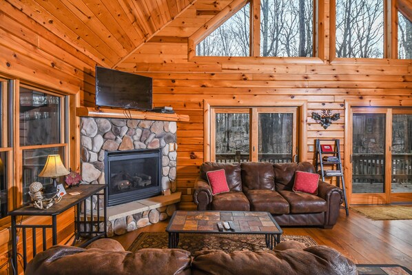 House, Multiple Beds, Hot Tub | Living room