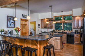 Talo, useita sänkyjä, poreamme | Yksityinen keittiö | Jääkaappi, mikroaaltouuni, uuni, liesi