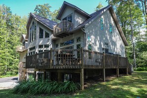 BBQ/picnic Area - Wispering Woods 4 Bedroom House (McHenry)
