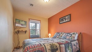 House, Multiple Beds, Hot Tub, Mountain View | 5 bedrooms, free WiFi, bed sheets - Boxer Overlook 5 Bedroom House (Oakland)