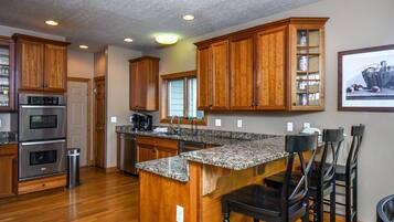 House, Multiple Beds, Hot Tub | Private kitchen | Fridge, microwave, oven, stovetop