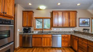 House, Multiple Beds, Hot Tub | Private kitchen | Fridge, microwave, oven, stovetop