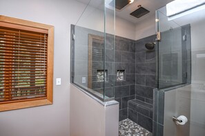 House, Multiple Beds, Hot Tub | Bathroom | Towels