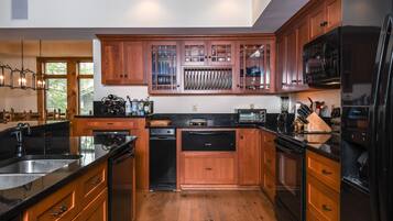 Casa, 5 habitaciones, chimenea | Cocina privada | Refrigerador, microondas, horno y parrilla de estufa