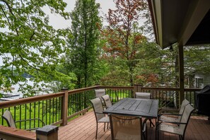 Outdoor dining - Skydance 5 Bedroom House (Oakland)
