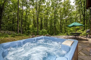 Outdoor spa tub - Hideout at Red Pines 3 Bedroom House (McHenry)