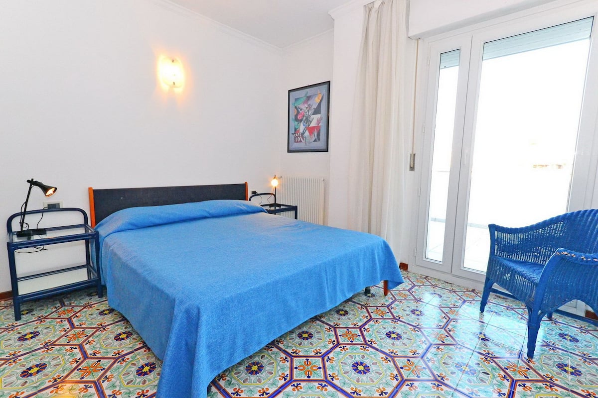 Apartment, 2 Bedrooms (C) | Peti besi dalam bilik, katil bayi/kot (surcaj), Wi-fi, cadar katil