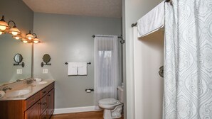 House, Multiple Beds, Hot Tub | Bathroom | Towels - Ponte Vista 5 Bedroom House (McHenry)