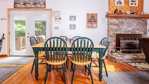 Private kitchen - Home Sweet Cabin 4 Bedroom House (Oakland)