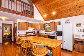 Fridge, microwave, oven, stovetop - Home Sweet Cabin 4 Bedroom House (Oakland)